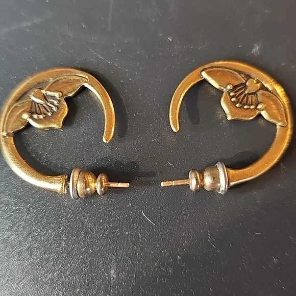 Laurel Burch Lotus Post Earrings Gold Tone - Picture 4 of 4